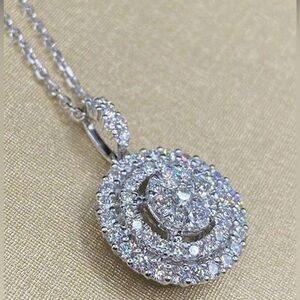 NWT Gorgeous Cubic Zirconia Silver Pendant Necklace with Sparkling Stones